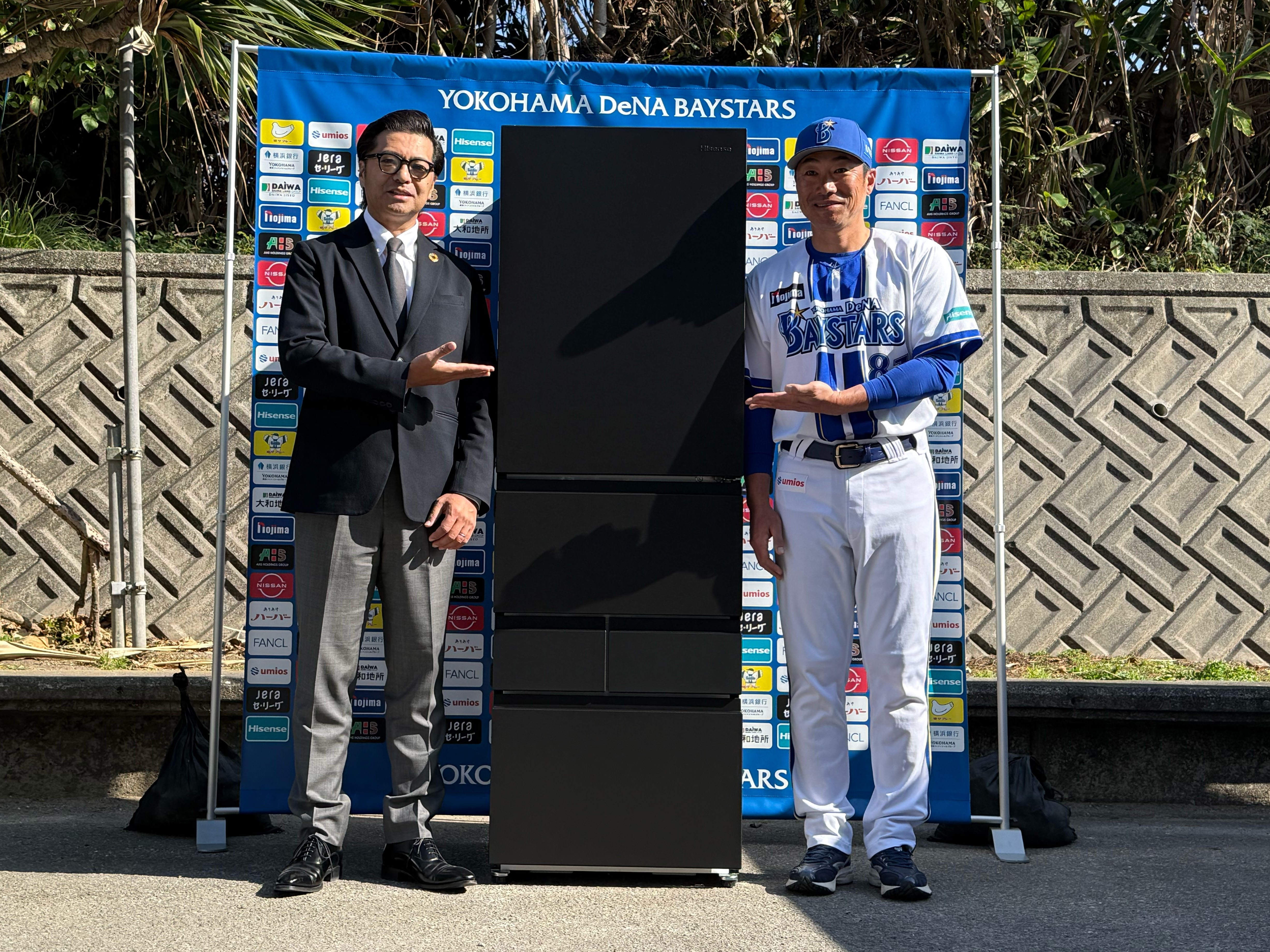 横浜DeNAベイスターズコラボ2ドア冷蔵庫 ハイセンス、横浜DeNAベイスターズの沖縄キャンプ地に大画面テレビと